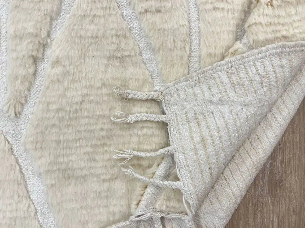 Détail du dos du tapis berbere pas cher avec ses rayures typiques, preuve d’un travail fait main