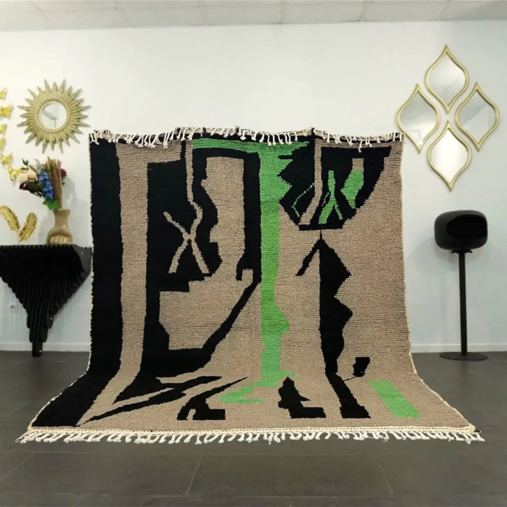 Tapis berbere pas cher avec motifs abstraits verts et noirs, tissé main au Maroc, style moderne