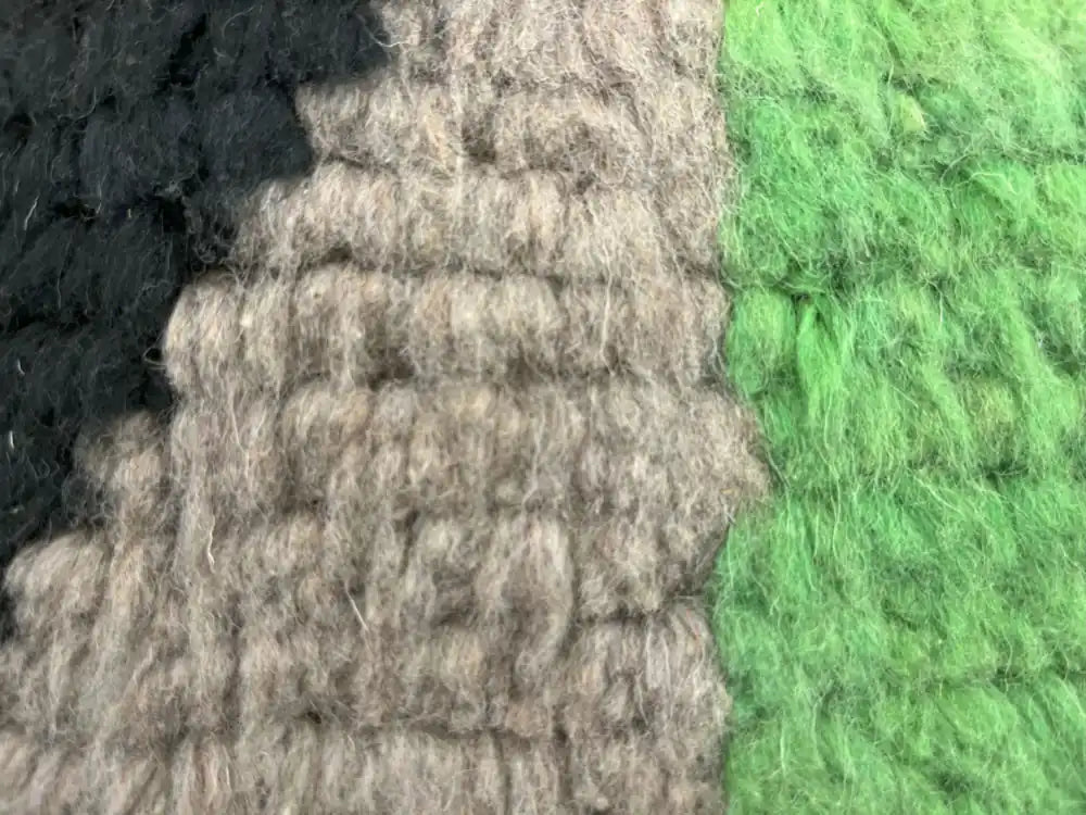 Gros plan sur laine épaisse d’un tapis berbere pas cher, texture moelleuse artisanale