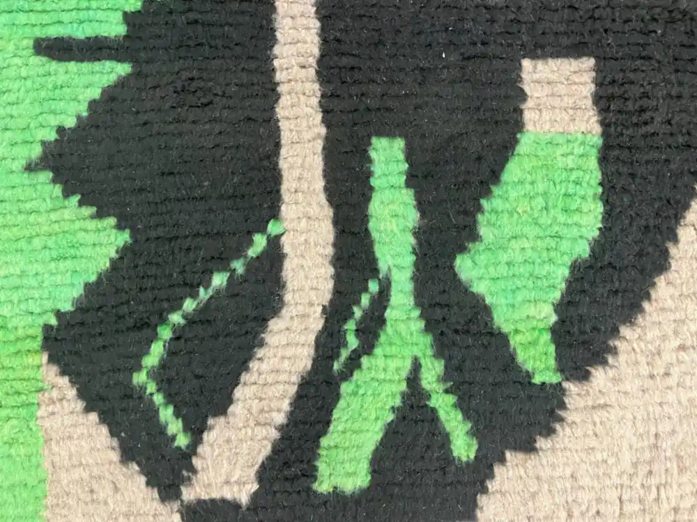 Détail des motifs graphiques verts et noirs sur tapis berbere pas cher, décoration ethnique contemporaine