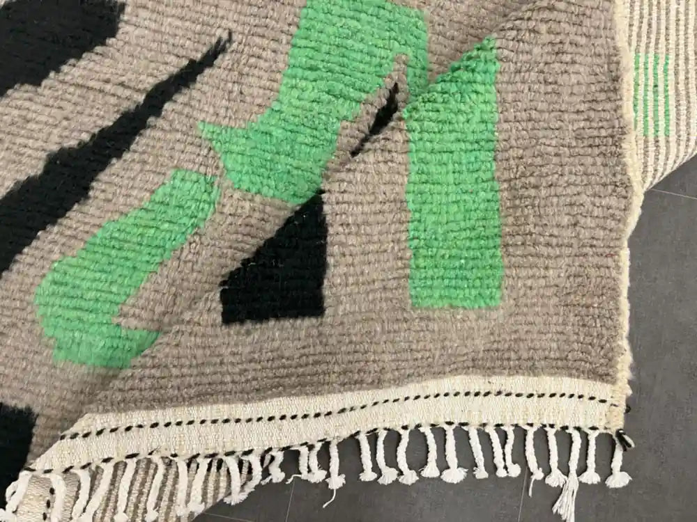 Revers d’un tapis berbere pas cher, montrant le tissage artisanal au dos