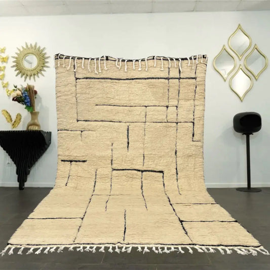 Tapis Blanc Beni Ouarain disposé dans un salon élégant, apportant style et confort avec ses motifs graphiques.