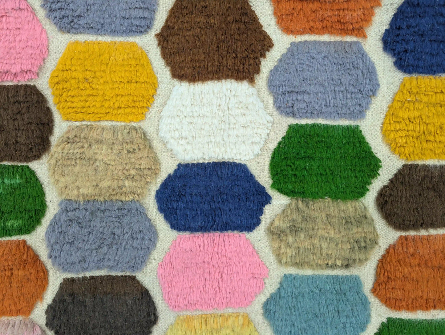 détails des couleurs vives et motifs géométriques d’un tapis marocain Azilal fait main