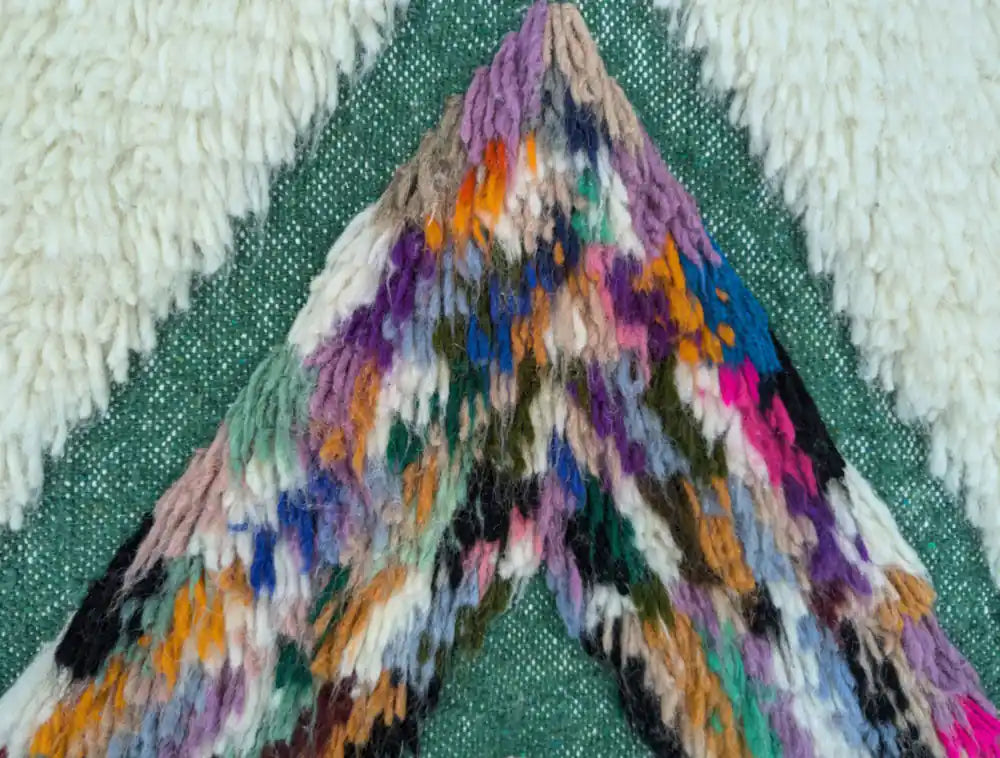 Texture épaisse en laine et palette vive sur ce tapis marocain moderne, style berbère revisité