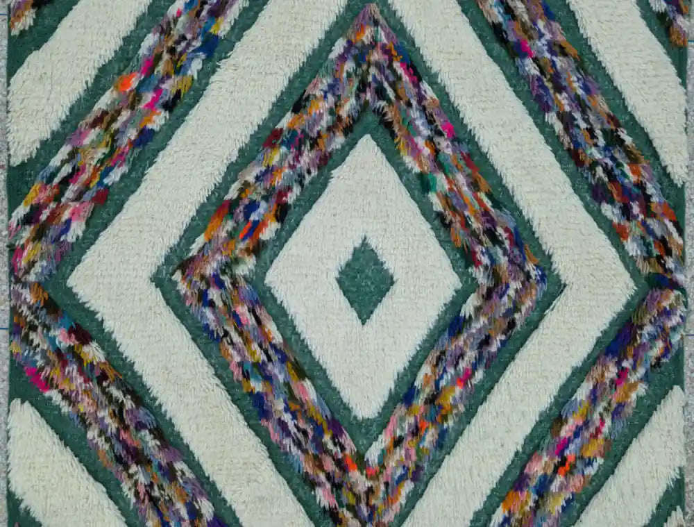 Vue rapprochée d’un motif central en losange sur un tapis marocain moderne, esprit contemporain et artisanal