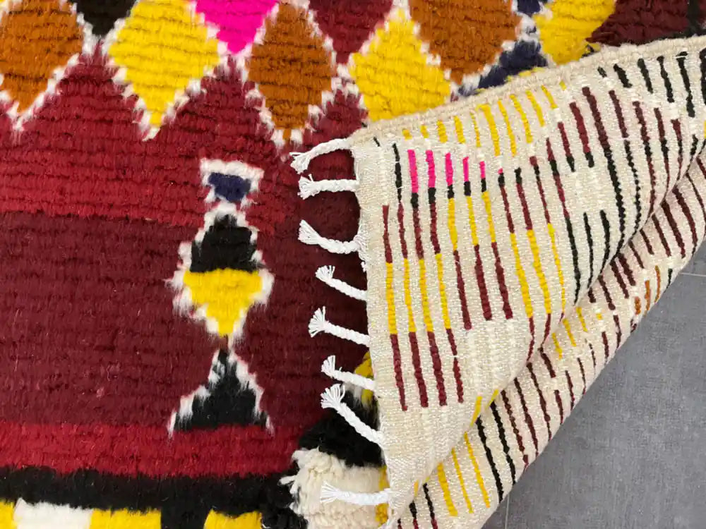 Dos tissé d’un tapis marocain moderne, démonstration du travail artisanal marocain authentique