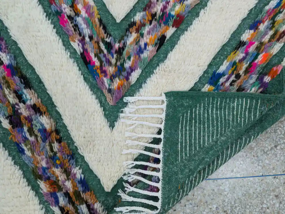 Dos tissé d’un tapis marocain moderne, démonstration du travail artisanal marocain authentique