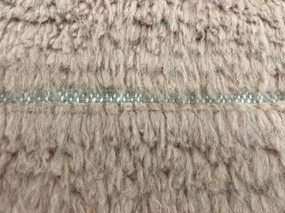 Zoom sur la texture épaisse et douce du tapis Beni Ouarain marron 100 % laine
