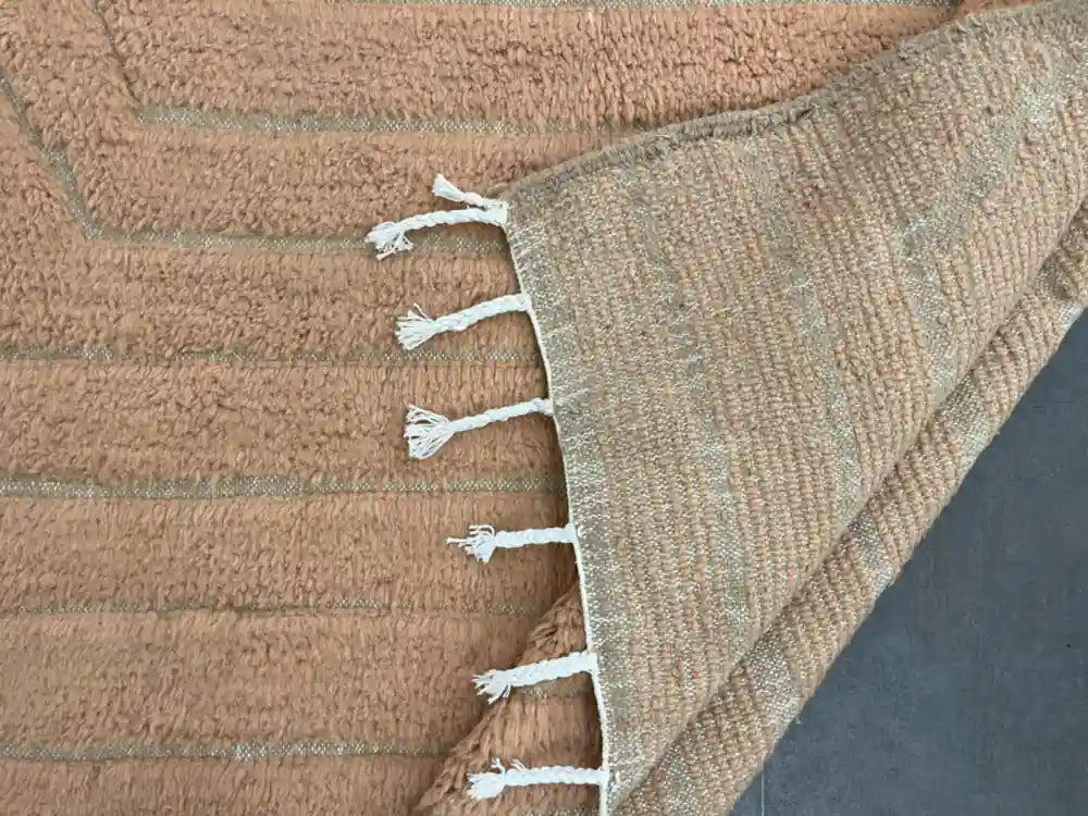 Dos tissé d’un tapis Beni Ouarain marron, montrant la qualité de fabrication artisanale