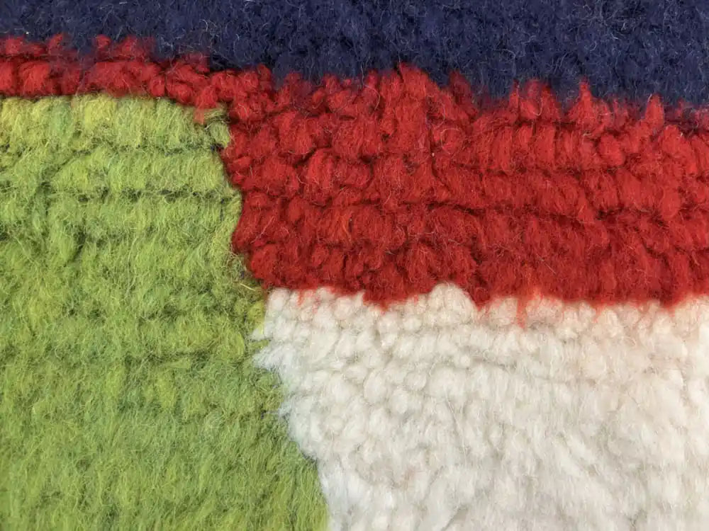 Gros plan sur la texture épaisse de la laine du tapis azilal