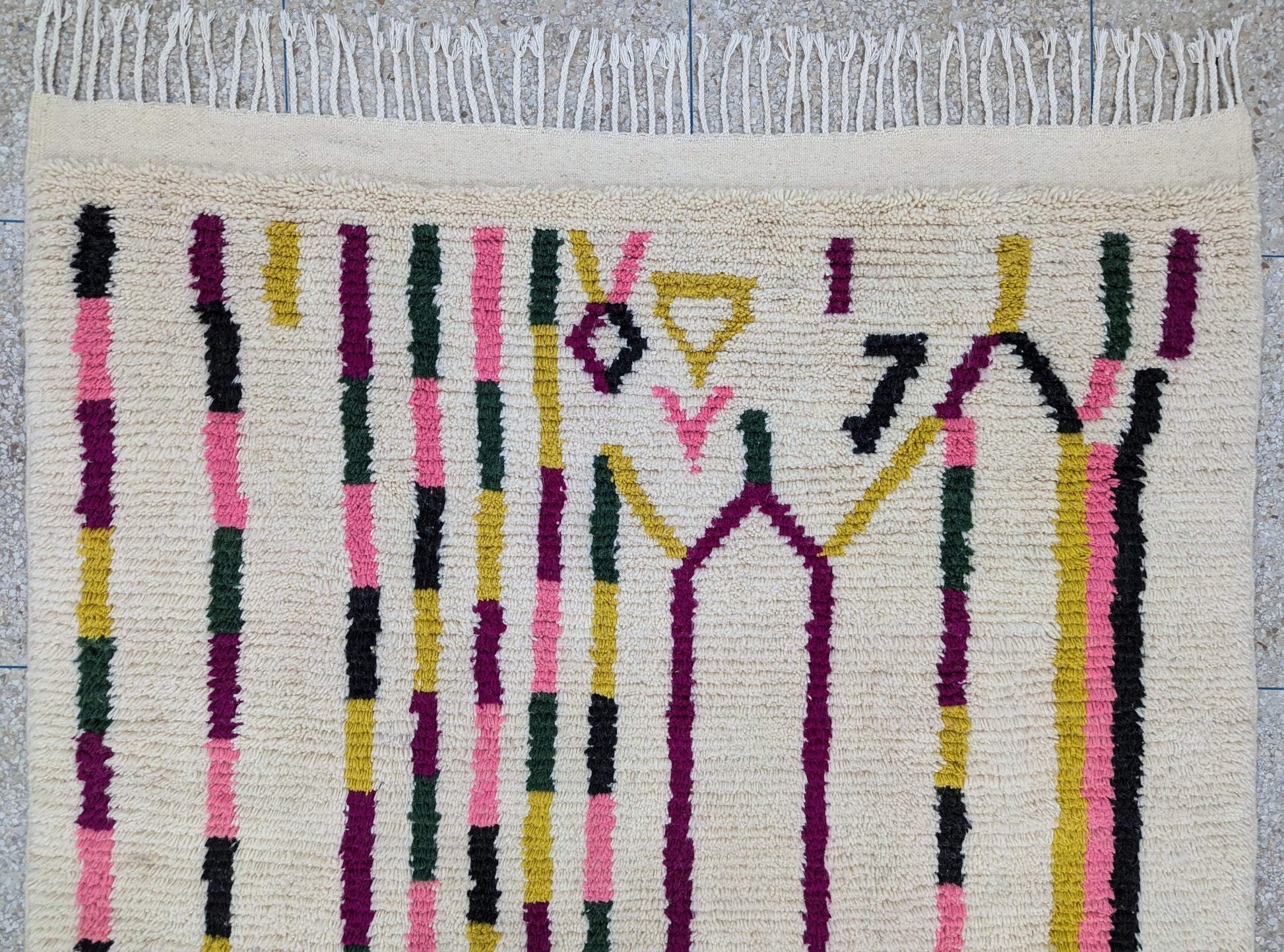 Bordure du tapis Beni Ouarain – finition artisanale et détails du tissage en laine naturelle