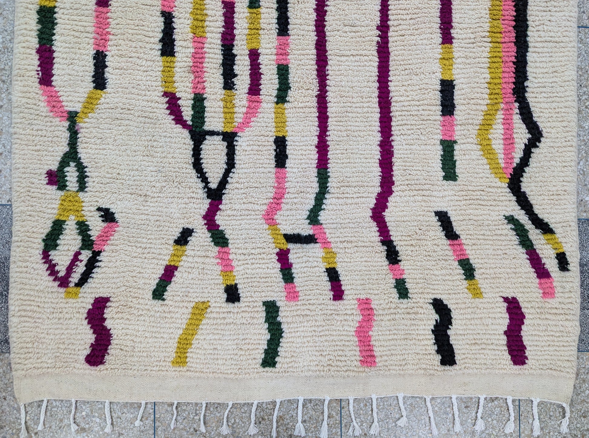 Détail des franges nouées à la main du tapis Beni Ouarain – finition artisanale
