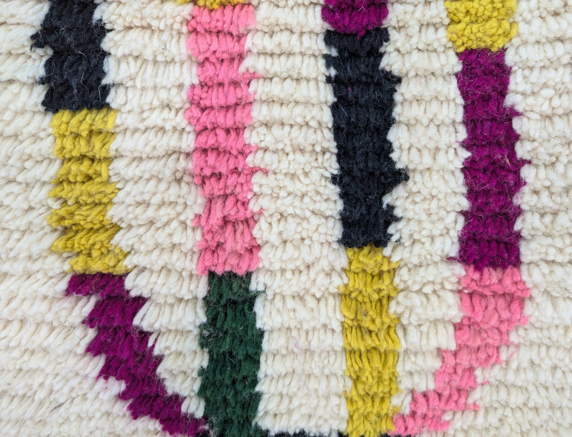 Détail du tissage en laine épaisse du tapis Beni Ouarain – texture douce et artisanat marocain authentique