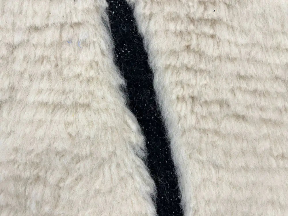 Détails de la laine d’un tapis berbère fait main en laine naturelle