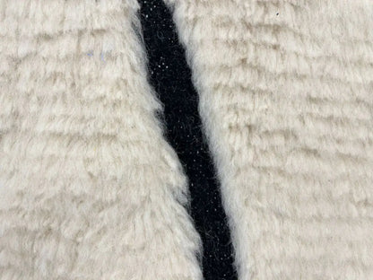 Détails de la laine d’un tapis berbère fait main en laine naturelle