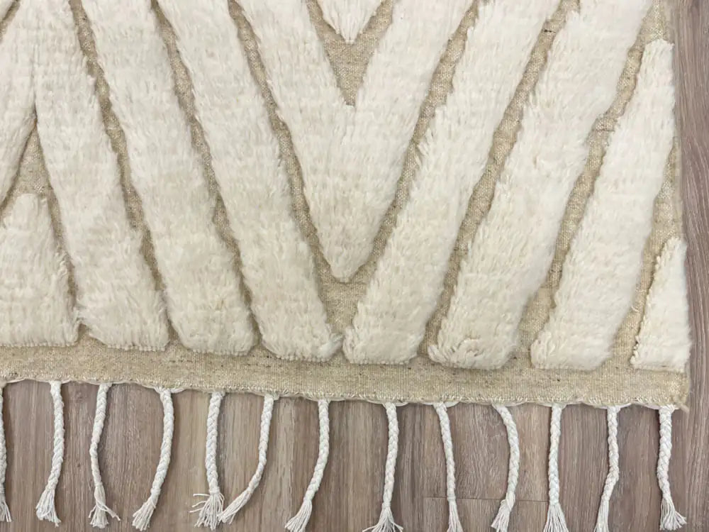Détails de la laine d’un tapis berbère en laine naturelle, finition artisanale