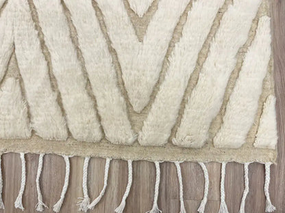 Détails de la laine d’un tapis berbère en laine naturelle, finition artisanale