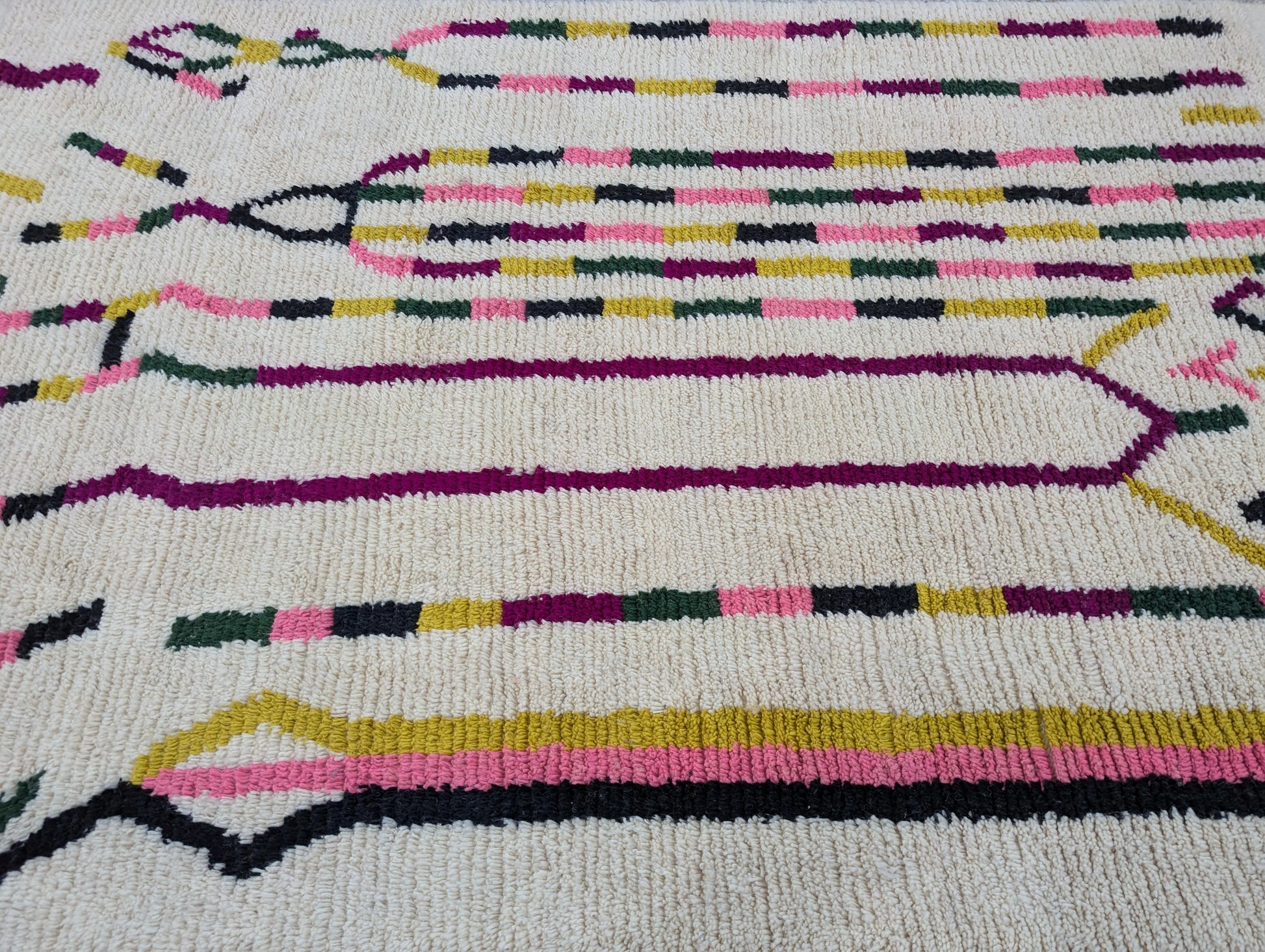 Motifs géométriques traditionnels au centre du tapis Beni Ouarain – tissage artisanal berbère en laine naturelle