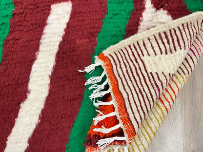 Arrière du tapis berbère Azilal à rayures multicolores, laine naturelle tissée à la main au Maroc