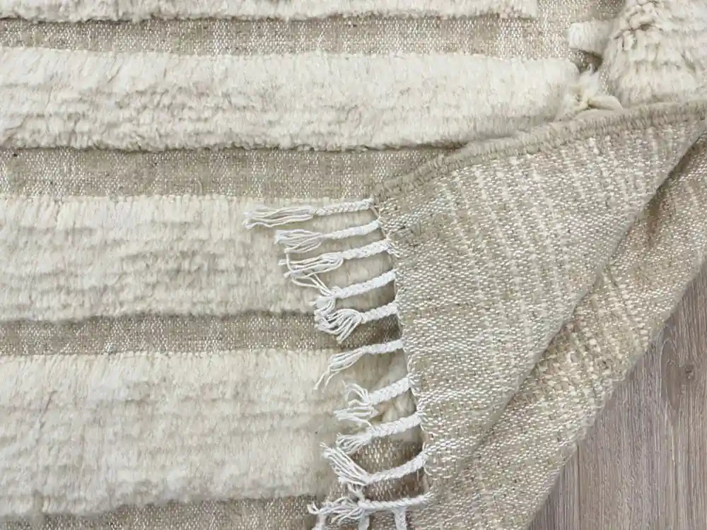 Arrière d’un tapis artisanal marocain, tissage traditionnel en laine naturelle