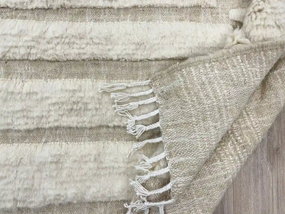 Arrière d’un tapis artisanal marocain, tissage traditionnel en laine naturelle
