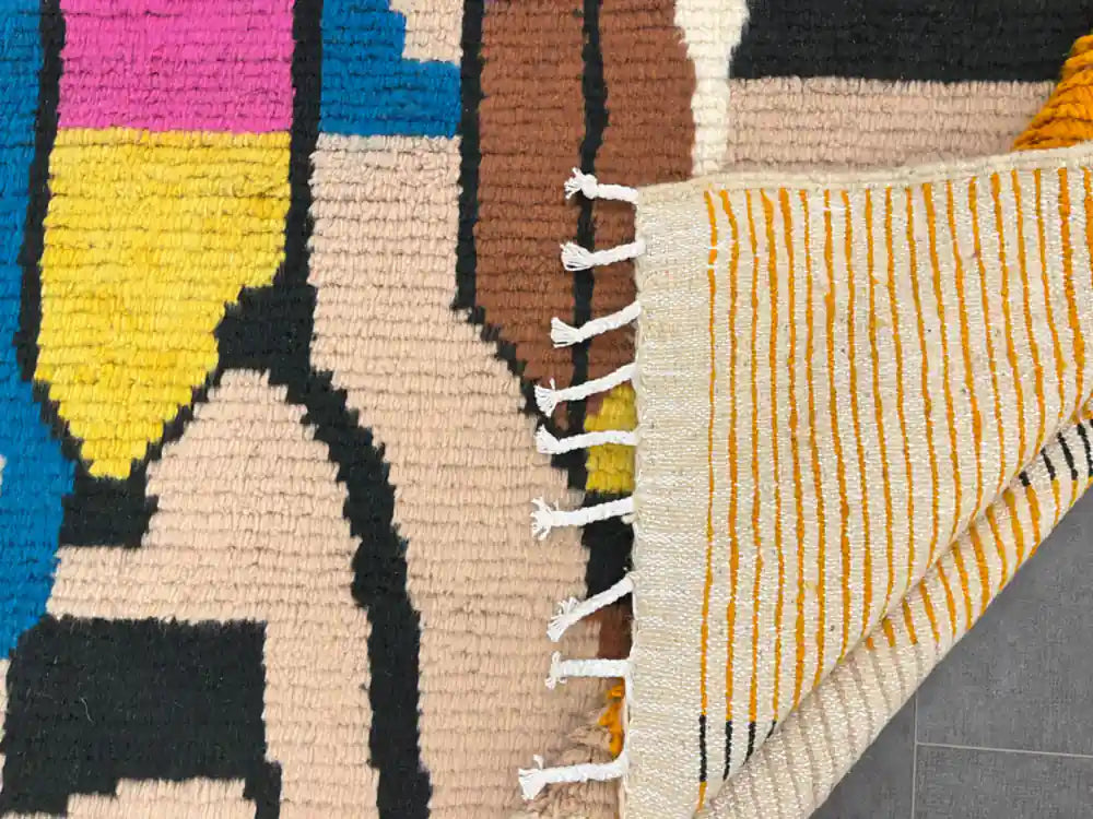 Arrière d’un tapis Azilal berbère authentique, fait main en laine naturelle, artisanat marocain