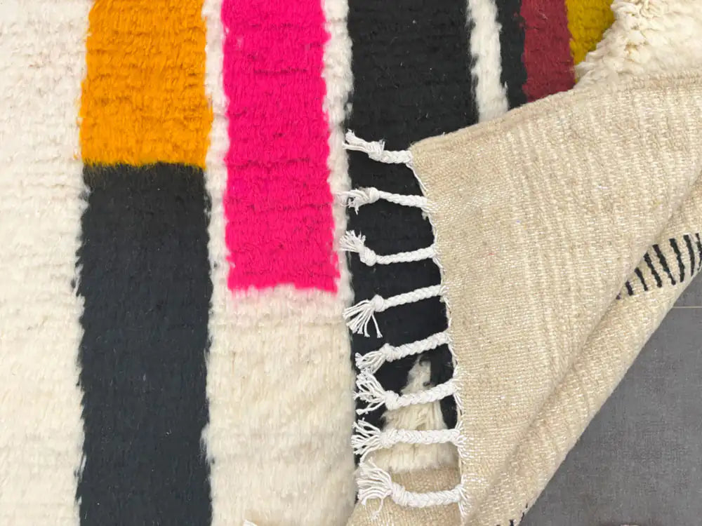 Arrière d’un tapis Azilal berbère authentique en laine naturelle