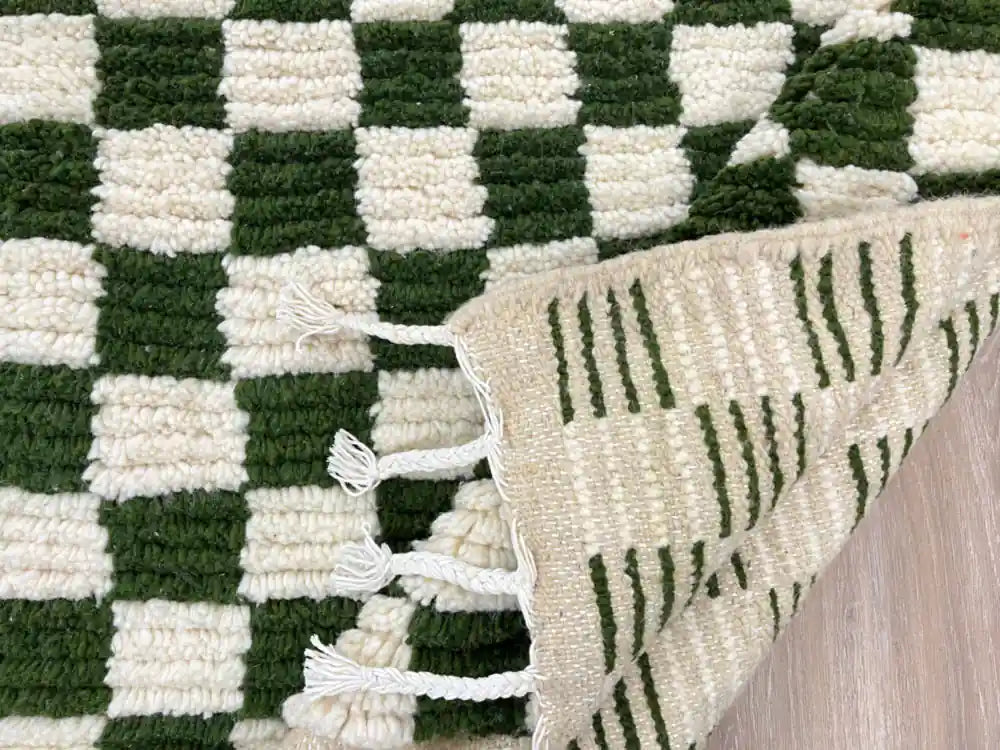 Arrière d’un tapis Beni Ouarain authentique, fait main en laine naturelle