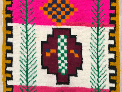 Zoom sur les motifs géométriques colorés du tapis Azilal fait main