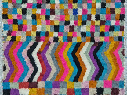 Zoom sur la partie centrale du tapis Azilal montrant les motifs géométriques colorés et l’expression artistique berbère.