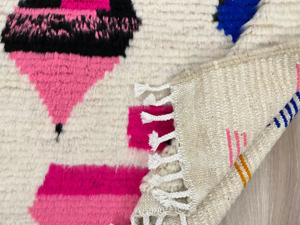 Vue arrière du tapis berbère Azilal montrant le tissage traditionnel en laine naturelle.