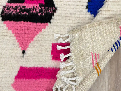 Vue arrière du tapis berbère Azilal montrant le tissage traditionnel en laine naturelle.