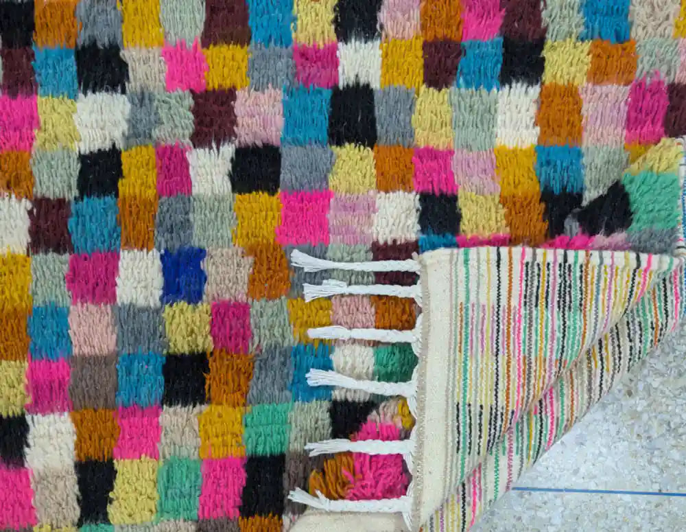 Vue arrière du tapis Azilal révélant la structure du tissage manuel et l’authenticité de l’artisanat marocain.