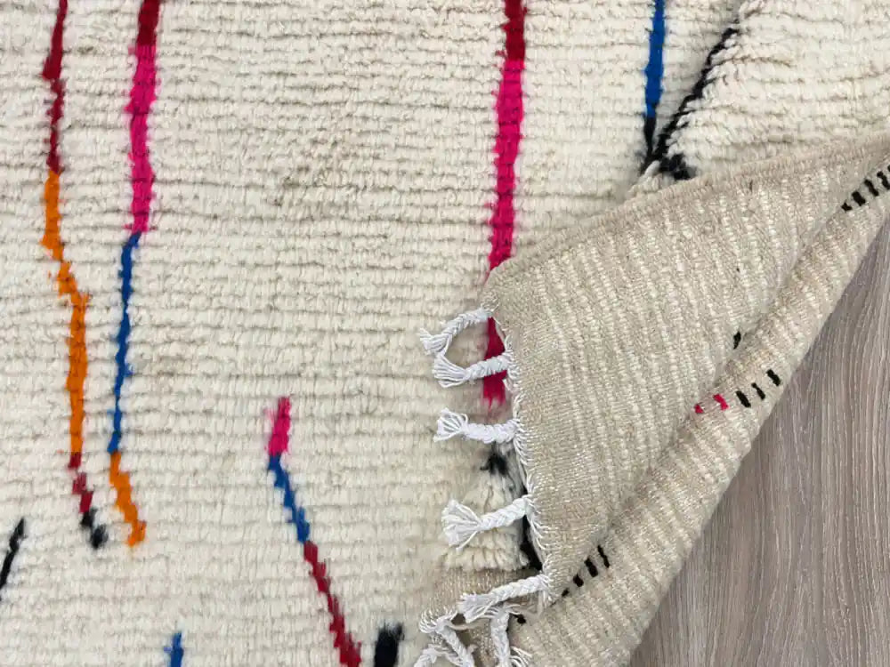 Vue arrière du tapis Azilal révélant le tissage traditionnel à la main et la qualité de la laine naturelle.