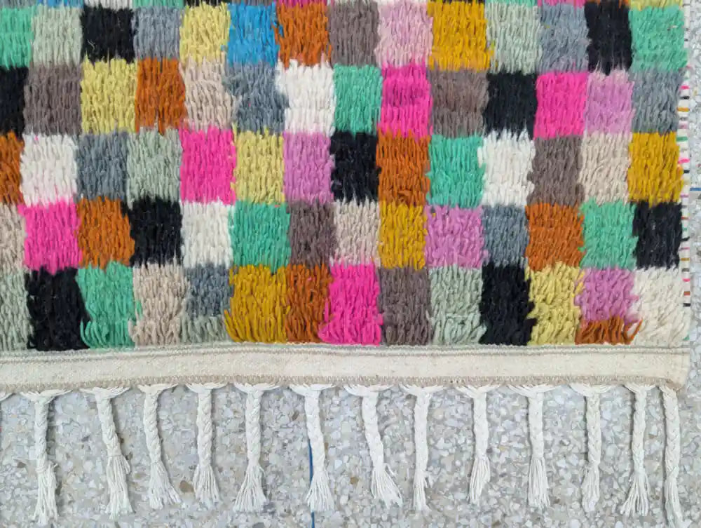 Détail des franges du tapis Azilal multicolore, finitions nouées à la main selon la tradition berbère.