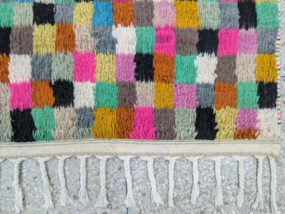 Détail des franges du tapis Azilal multicolore, finitions nouées à la main selon la tradition berbère.