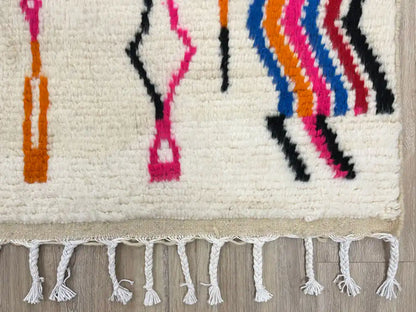 Franges du tapis Azilal faites main, finition artisanale traditionnelle du Moyen Atlas marocain.