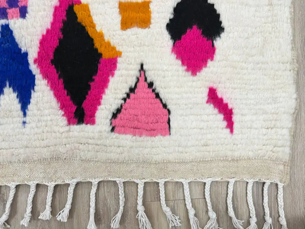 Franges du tapis berbère Azilal nouées à la main, finition artisanale marocaine.