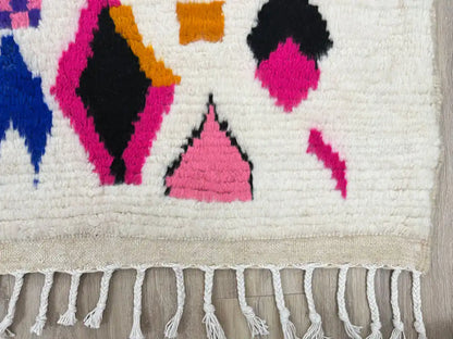 Franges du tapis berbère Azilal nouées à la main, finition artisanale marocaine.