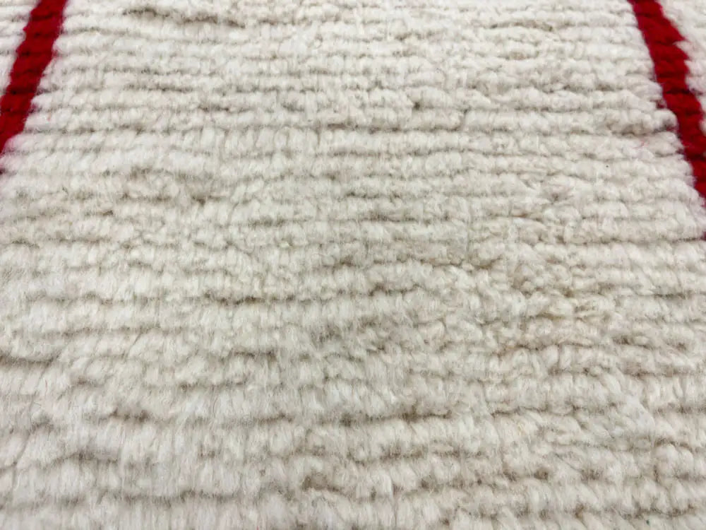 Zoom sur la matière du tapis Azilal en laine naturelle dense et douce, illustrant la qualité artisanale.
