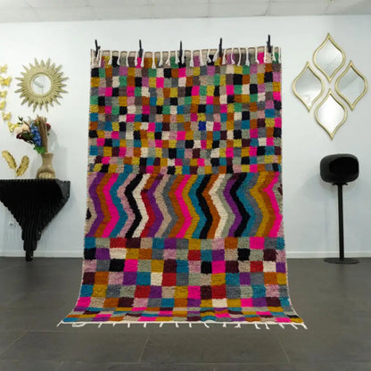 Vue complète du tapis moderne Azilal multicolore en laine naturelle, tissé à la main dans le Moyen Atlas.