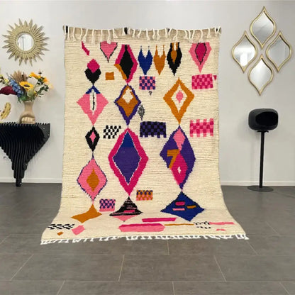 Tapis berbère Azilal multicolore en laine naturelle vu en entier avec motifs géométriques symboliques