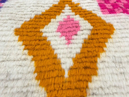 Gros plan sur la matière du tapis Azilal en laine naturelle épaisse et douce du Moyen Atlas.