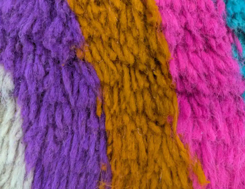 Gros plan sur la texture de la laine naturelle du tapis Azilal, révélant l’épaisseur, la douceur et le tissage manuel