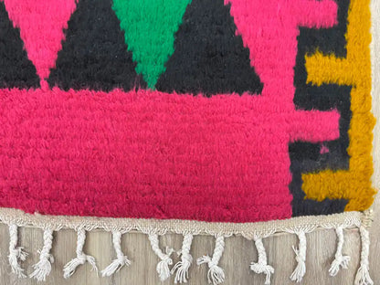 Gros plan sur la laine naturelle épaisse du tapis berbère Azilal