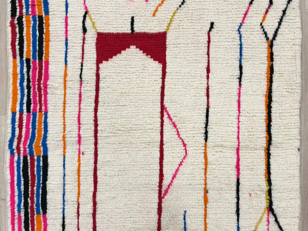 Détail central du tapis Azilal montrant les lignes géométriques et les couleurs vives tissées à la main.