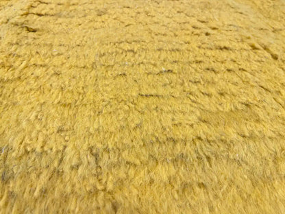 Gros plan sur la laine naturelle du tapis Beni Ouarain, texture dense et douce, fabrication artisanale.