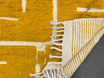 Vue arrière du tapis Beni Ouarain révélant le tissage fait main et la qualité de la laine naturelle.