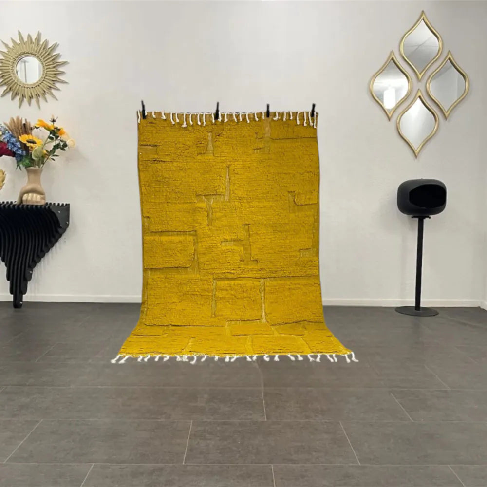 Vue entière du tapis Beni Ouarain jaune moutarde en laine naturelle, pièce artisanale et design contemporain.