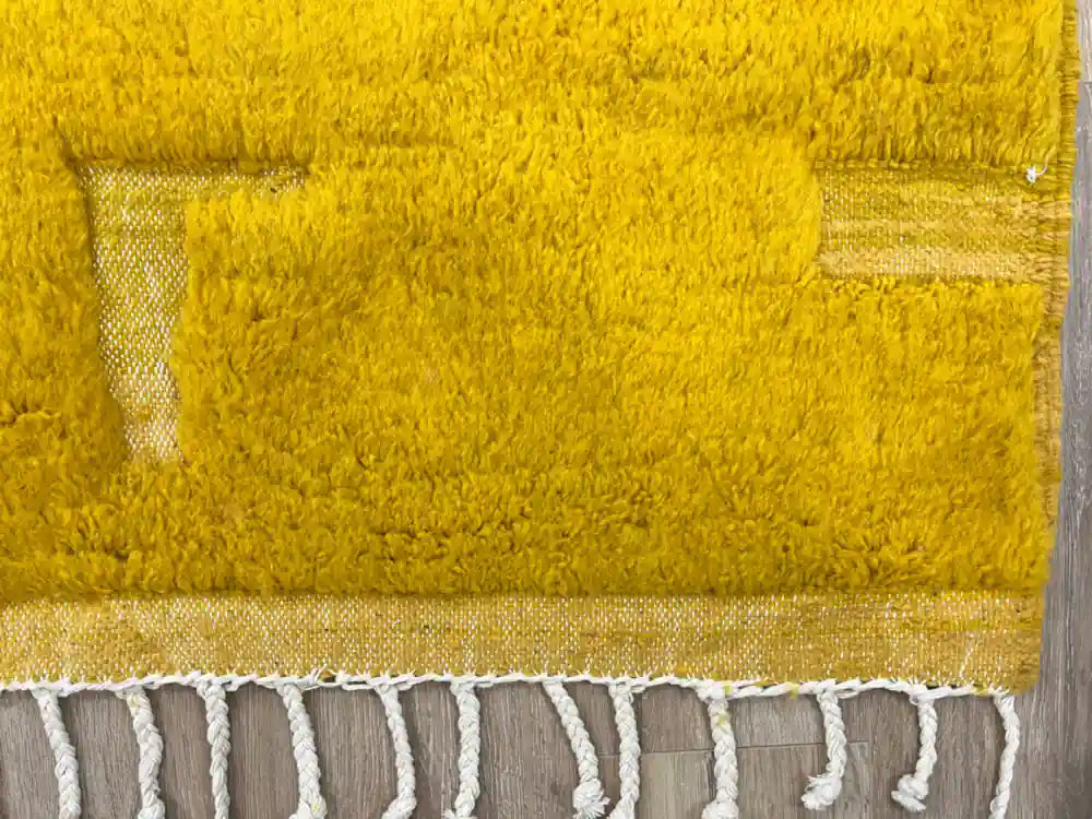 Franges du tapis Beni Ouarain jaune moutarde, finition traditionnelle tissée main.